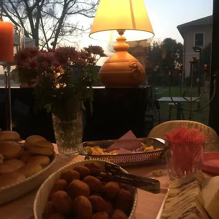 بيت ضيافة Casale Appio 2*